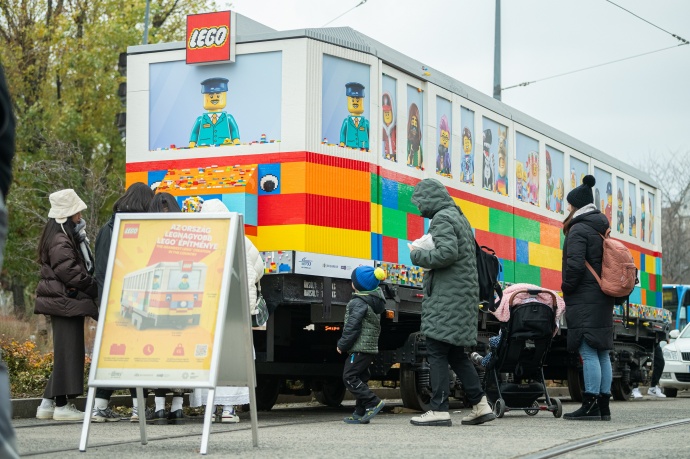 A téli szünet végéig látható a LEGO® villamos a Deák Ferenc téren