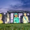 Erzsébet királynő képei mosolygnak ránk a Stonehenge köveiről! VIDEÓ ITT!