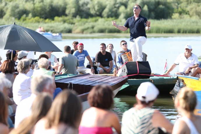 Boat D'Opera csónakos túra a Tisza-tónál