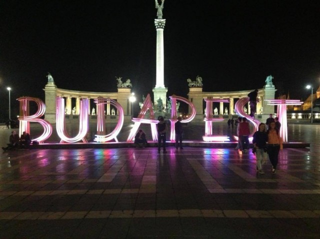 Budapest fafelirat a Hősök terén! Világító kocka a Fővám téren! Mik ezek?