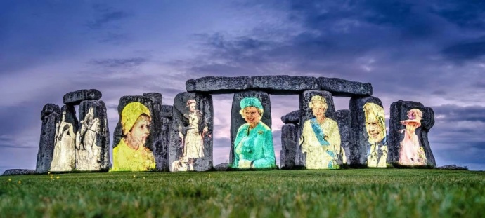 Erzsébet királynő képei mosolygnak ránk a Stonehenge köveiről! VIDEÓ ITT!