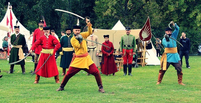 INGYENES koncertek, grandiózus fényfestés és fáklyás bajvívás az első Hadfiak Seregszemléjén!