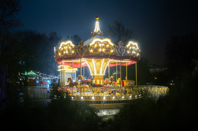Ingyenes szabadtéri mozi és fényfestett VarázsErdő is nyílik pénteken Budapesten!