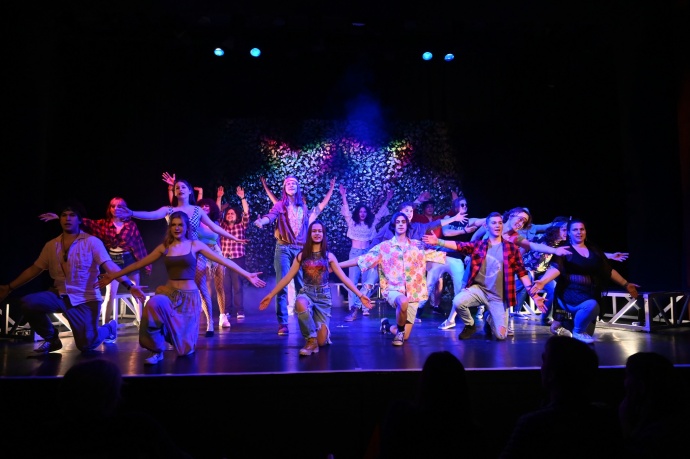 Képzelt riport egy amerikai popfesztiválról musical 2026 - Jegyek itt!