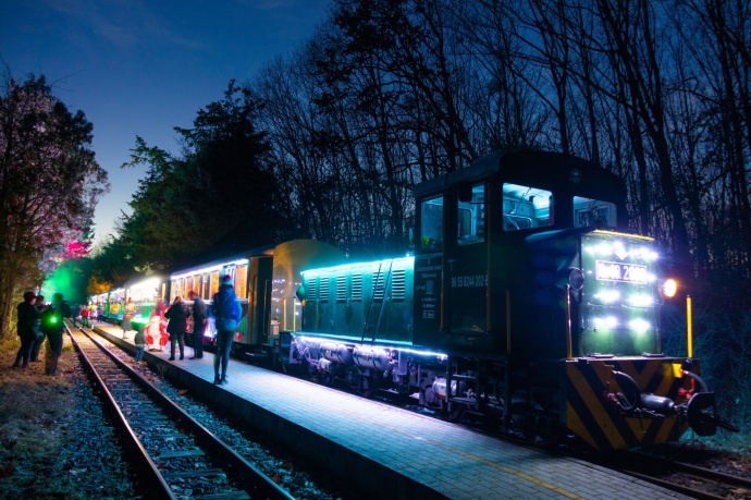 Mikulás ünnep készül a Zsuzsi gőzössel és a Fényvonattal!