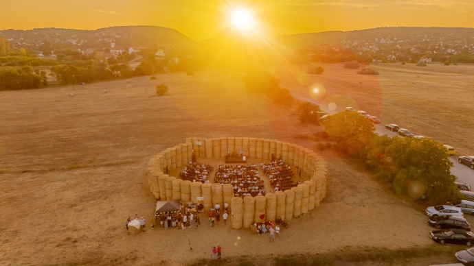 Szalmabálák közt lesz látható a 